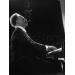Arthur Rubenstein au piano, fumant le cigare